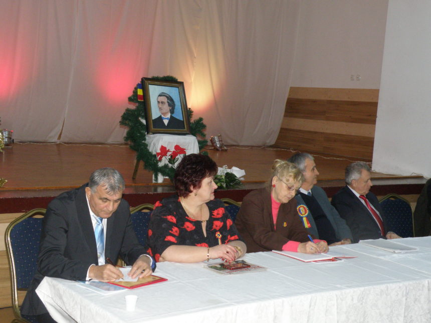 Un bărbat îl slujește pe Eminescu în neuitare