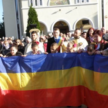 La mulți ani, România! La mulți ani, România!