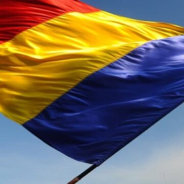 La mulți ani, România! La mulți ani, România!