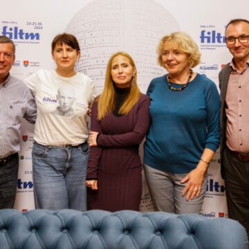 Cine iubeşte cu adevărat literatura, iubeşte şi scriitorii Cine iubeşte cu adevărat literatura, iubeşte şi scriitorii