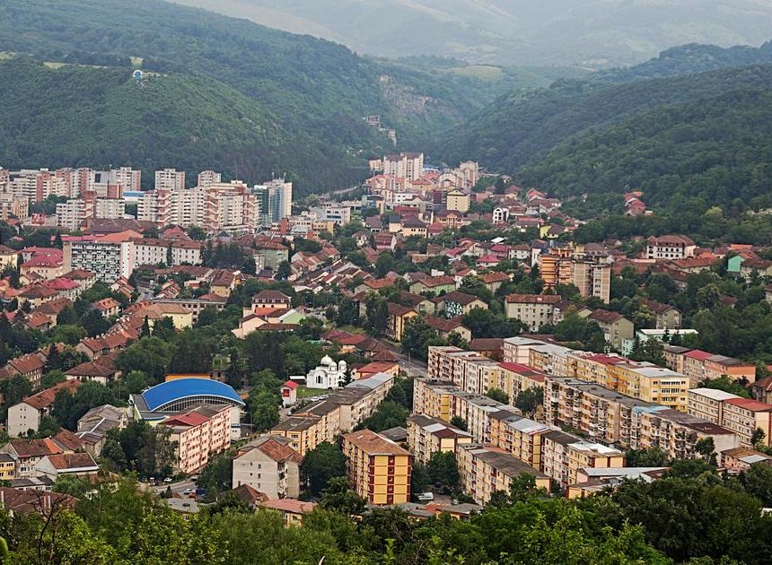 De la „Cetatea de foc” la „Orașul cu poeți”, prin Cenaclul „Semenicul” De la „Cetatea de foc” la „Orașul cu poeți”, prin Cenaclul „Semenicul”